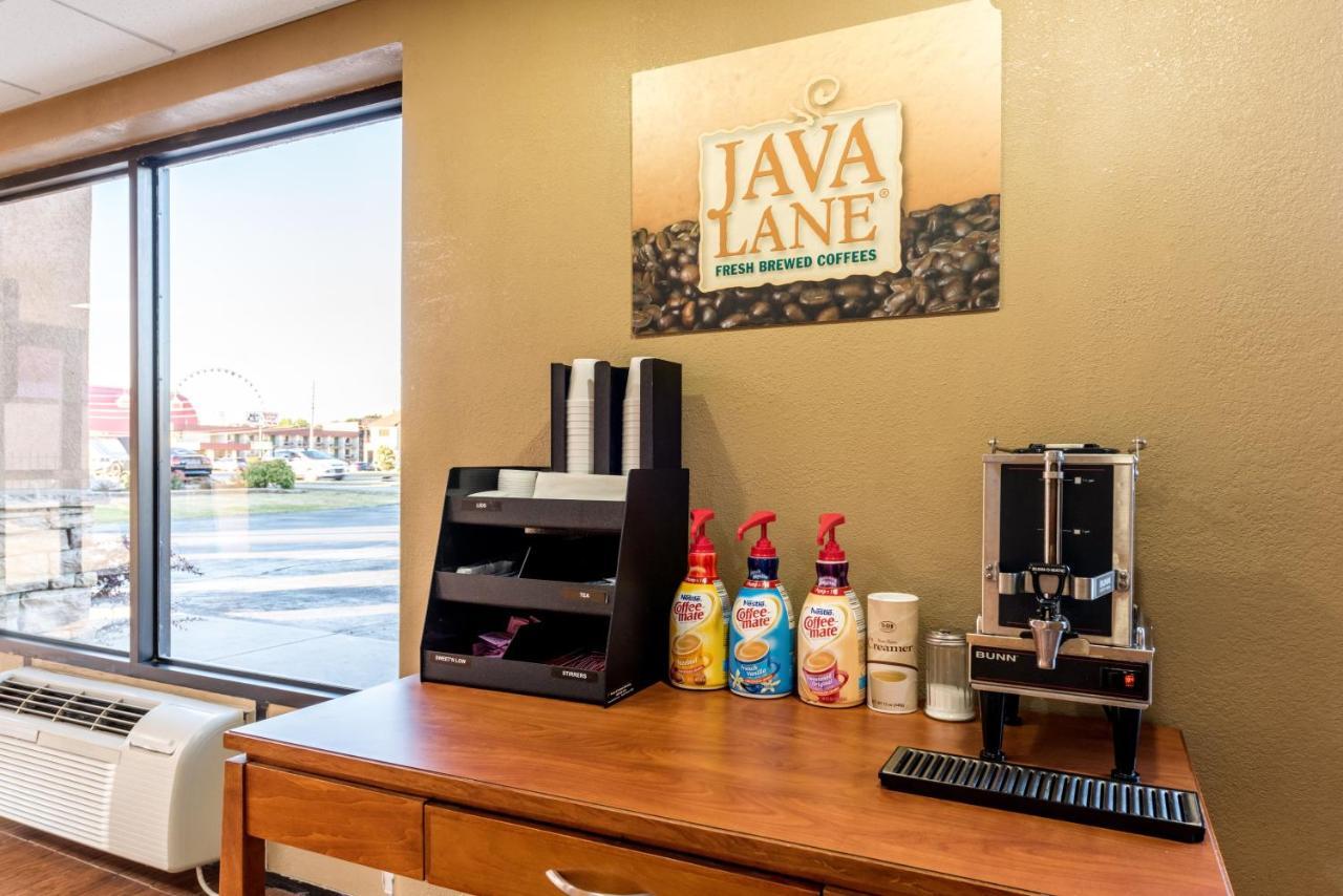 Red Roof Inn&suites Parkway 2*